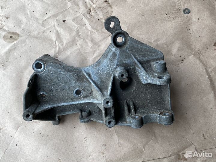 Кронштейн генератора и гура Логан 1