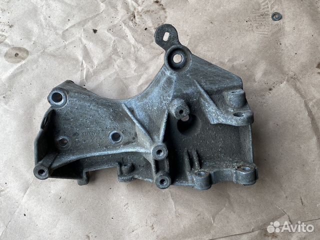 Кронштейн генератора и гура Логан 1