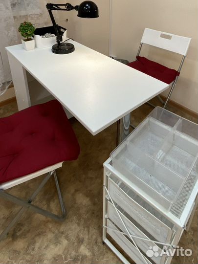 Гримерное зеркало, маникюрный стол, стеллаж, лампа