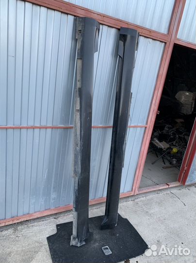 Пластиковый порог правый Nissan Fuga Y50