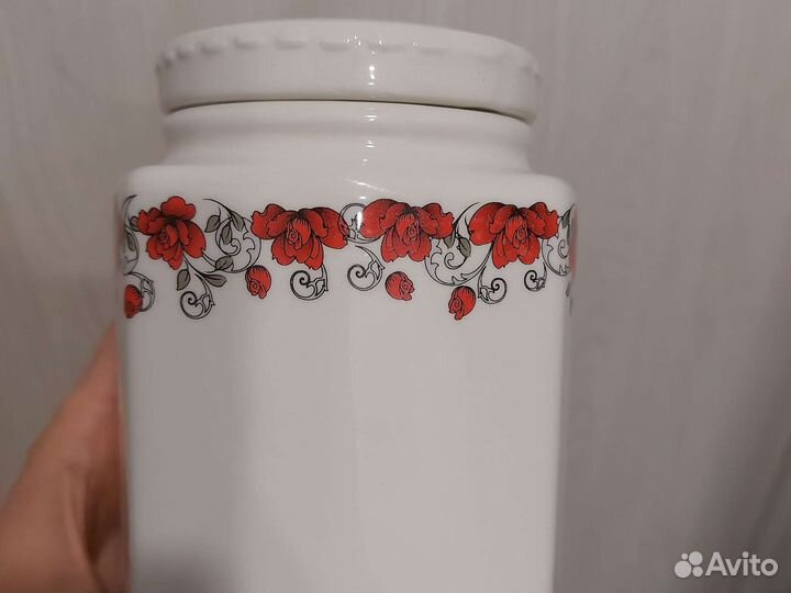 Фарфоровая чайница