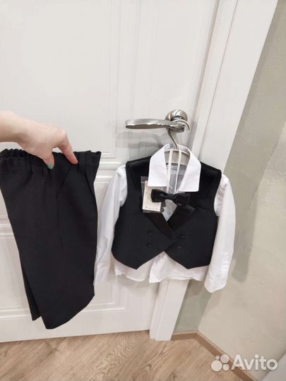 Костюм брючный тройка на мальчика 3-4 года