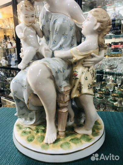 Большая Статуэтка Мать с детьми, Материнство