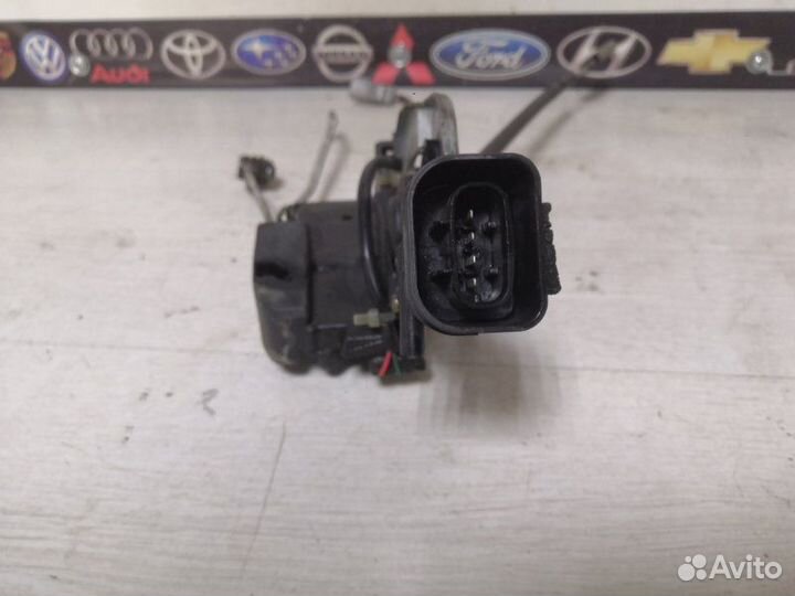 Замок двери передний правый Toyota Corolla AE110