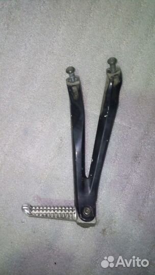 Yamaha YZF-R1 04-06 пассажирская ножка правая