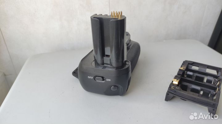 Аналог Nikon MB-D80 с вставкой под AA