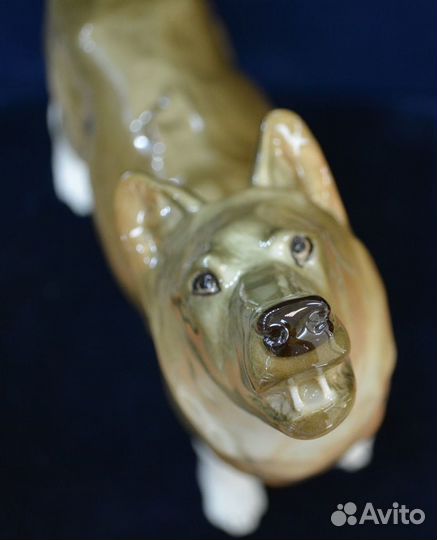 Фарфоровая статуэтка- волк воющий на луну. лфз. иф