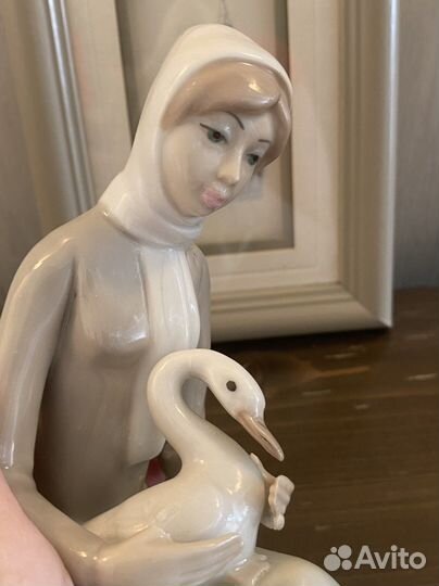 Фарфоровая статуэтка Девушка с гусем.Casades