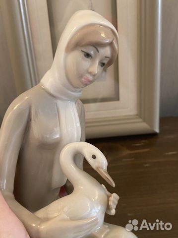 Фарфоровая статуэтка Девушка с гусем.Casades