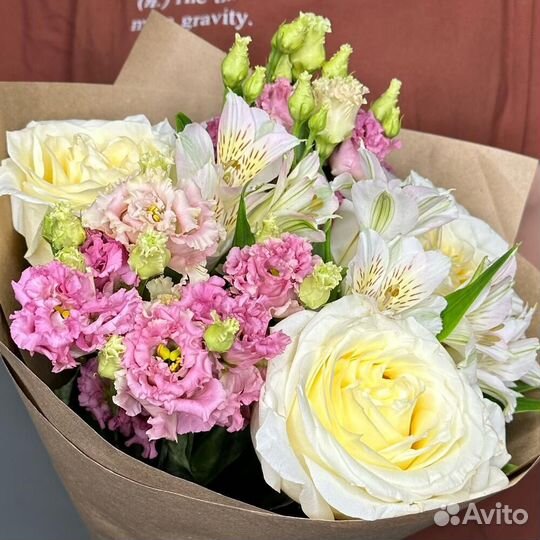 Букет эустома, ароматные розы и альстромерия