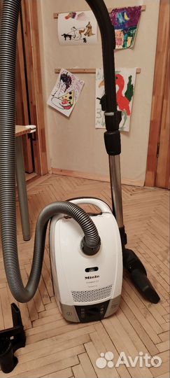 Пылесос Miele с насадками и мешками