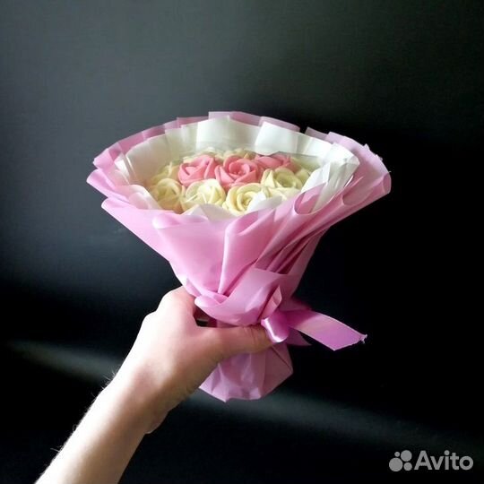 Букет из 13 шоколадных роз в форме сердце