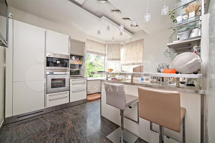 Дом 500 м² на участке 14 сот.