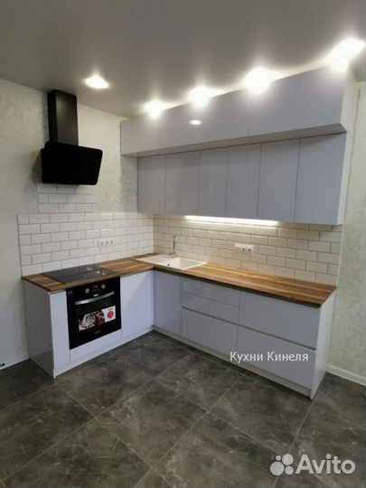 Двухуровневая белая кухня