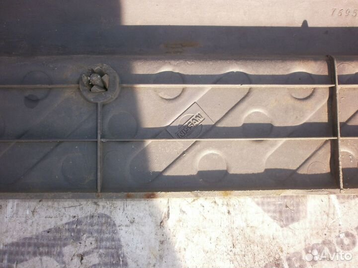 Накладка переднего порога правая Nissan Terrano 2