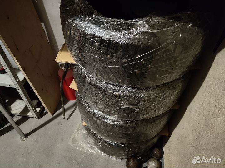 Kumho WinterCraft Ice WI31 215/45 R17 и 235/45 R17