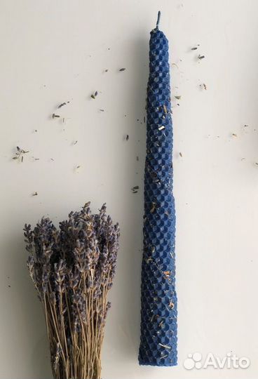 Свеча из вощины синяя с душицей и лавандой