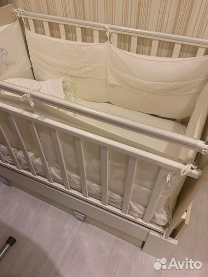 Детская кроватка с маятником
