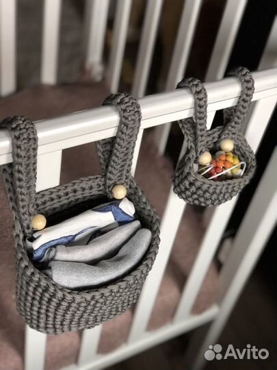 Вязаные корзины на кроватку
