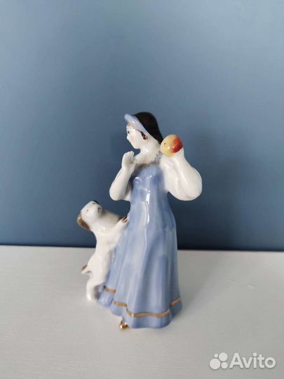 Фарфоровая статуэтка 