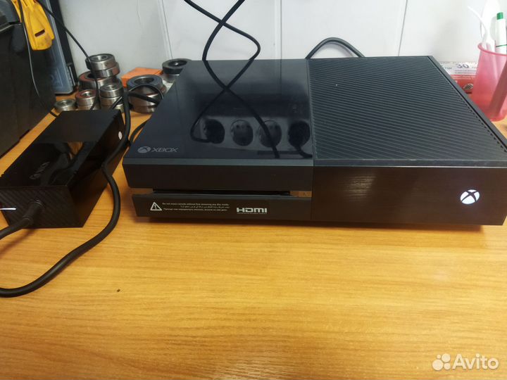Xbox one 500gb. 2 геймпада. Подписка до 01.11.2023