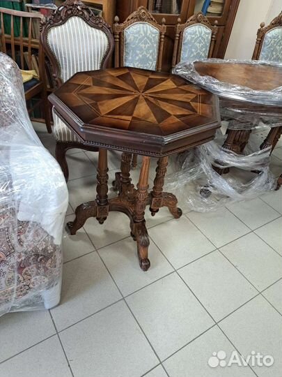 Антикварный стол орехового дерева