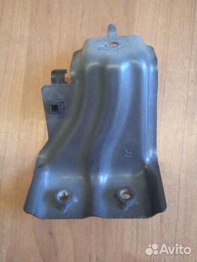 Кронштейн крепления крыла передний правый Honda