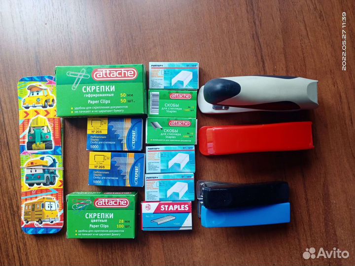 Для школы степлеры,скрепки,закладки для книг