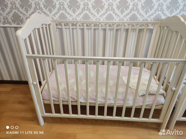 Детская кроватка с универсальным маятником