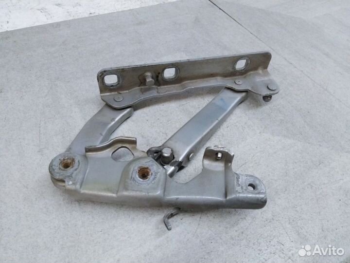 Петля капота левая