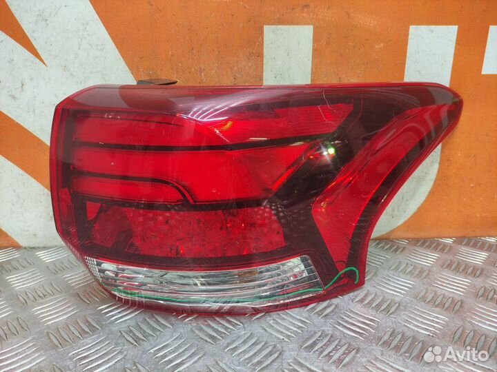 Фонарь внешний правый Mitsubishi Outlander 3