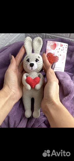 Вязаный зайка крючком с сердечком