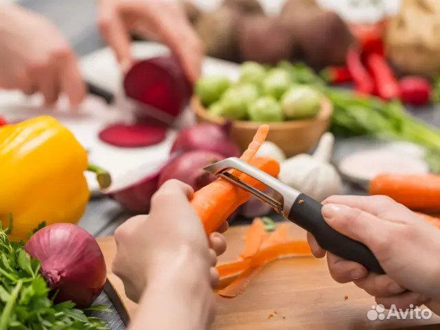 Сотрудники на чистку овощей