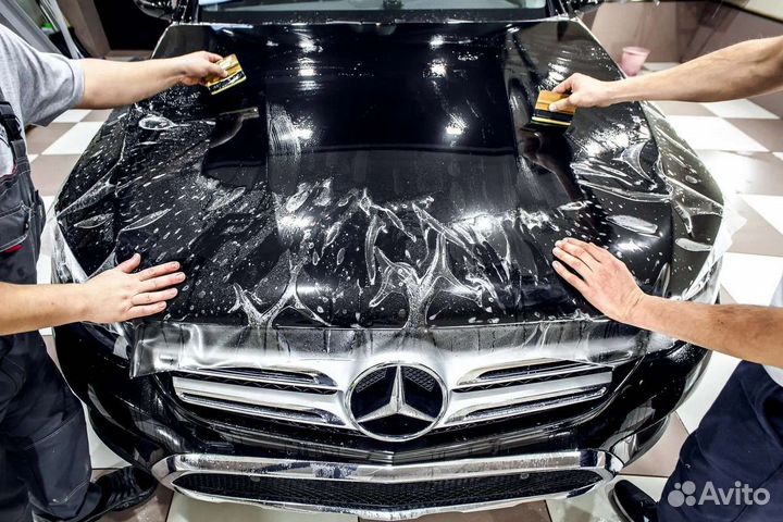 Оклейка автомобили антигравийной пленкой. Винил