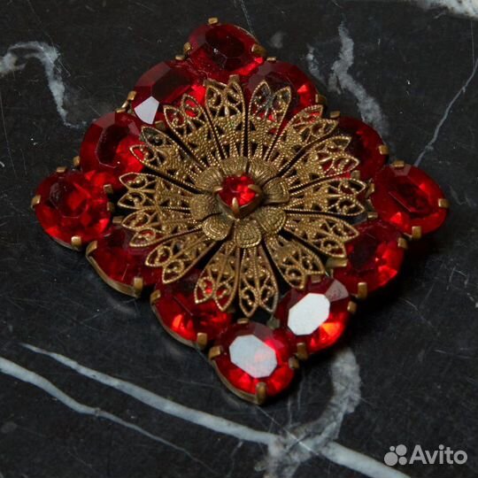 Брошь Квадрат с темно-красными камнями под золото