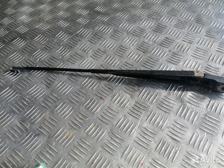 Поводок стеклоочистителя правый Renault Logan