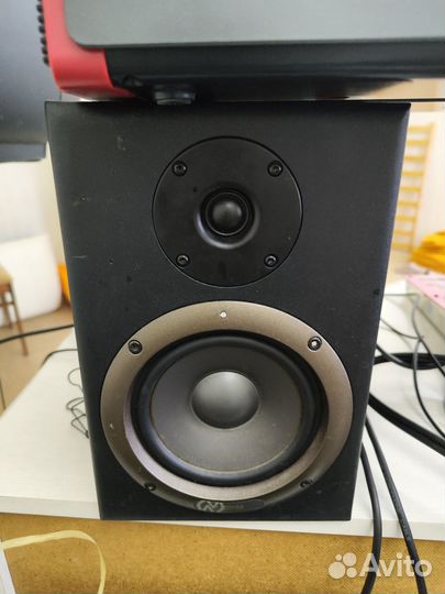 Пара студийных мониторов Axelvox TR-5A