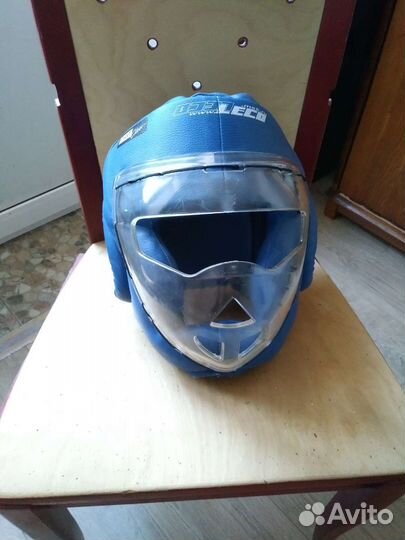 Защитный шлем с маской для единоборств