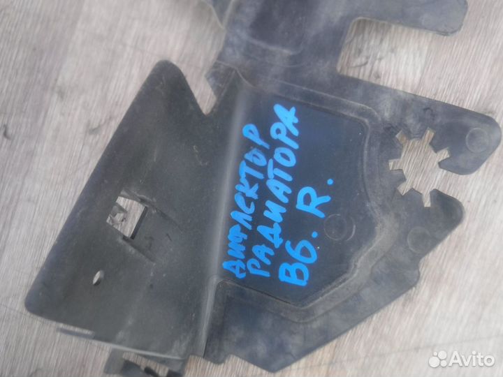 Дефлектор радиатора правый Passat B6 2007