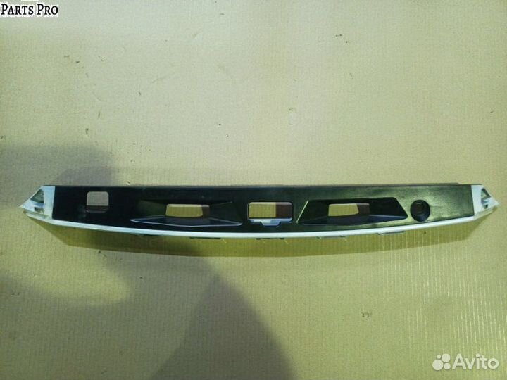 Накладка крышки багажника Тайота Камри хв70