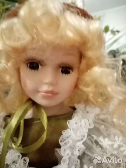 Кукла фарфоровая
