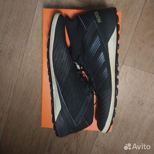 Футбольные бутсы adidas predator