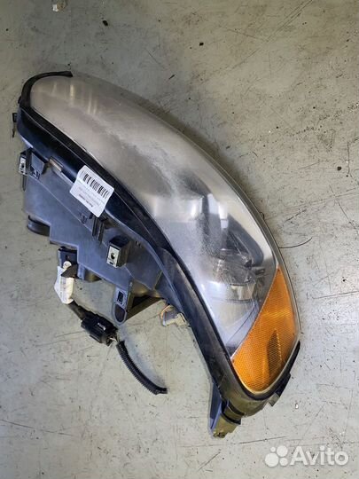 Фара правая 30698854 Volvo XC70 V70 SZ59 SW59 3069