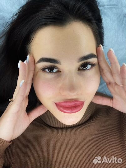 Модель на перманент бровей губ