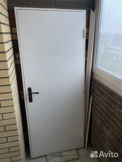 Дверь входная от застройщика. Деревянная
