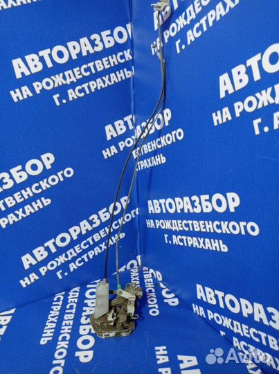 Задний правый замок двери Toyota Platz седан