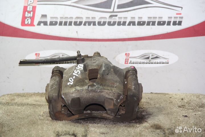 Суппорт перед право c Toyota Crown Majesta UZS186