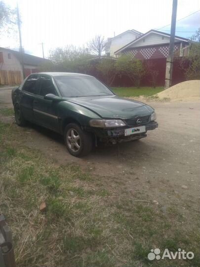 Opel Vectra 1.8 МТ, 1997, битый, 300 000 км