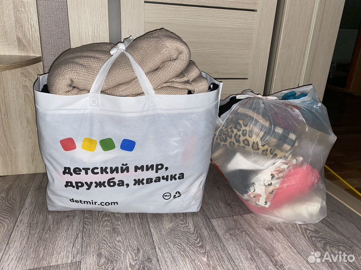 Продам 2 больший пакета женских вещей