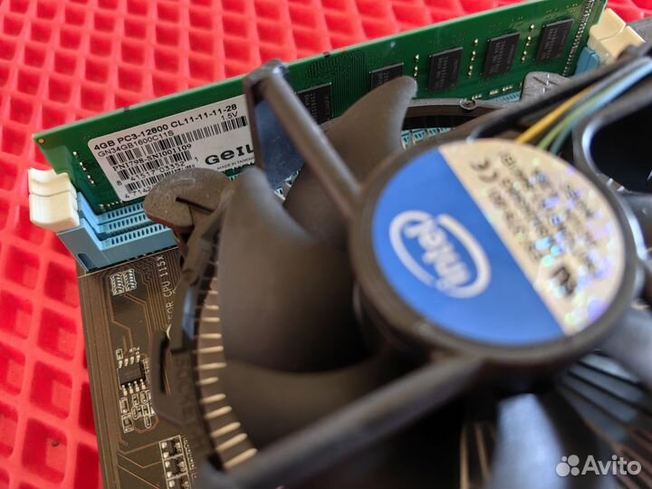 Материнская плата с процессором и памятью